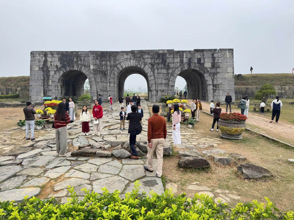 Du khách du xuân tại di sản thế giới thành nhà Hồ mùng 4 Tết. Ảnh: Long Nguyễn