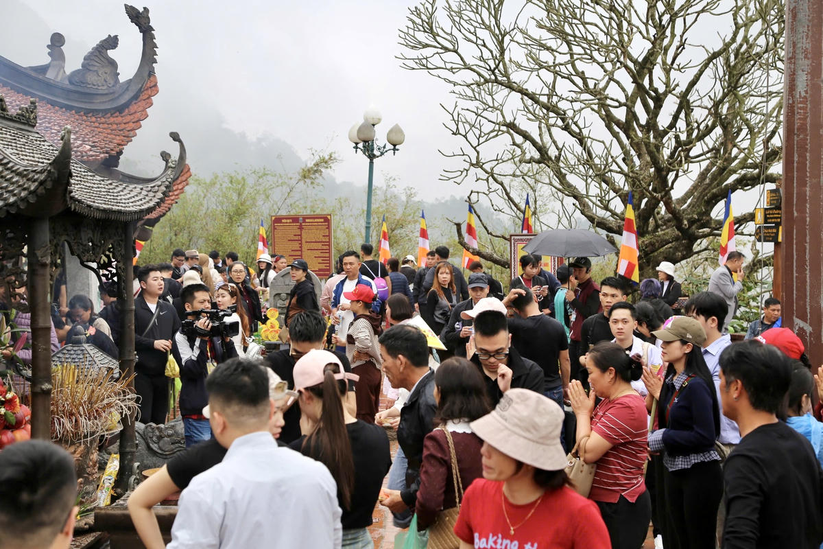 Chùa Hoa Yên đông nghịt người tới tham quan, chiêm bái.