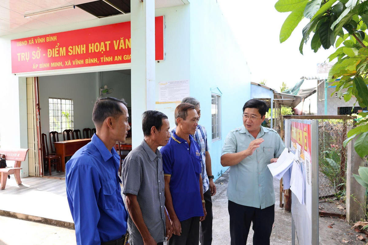 Ông Võ Thanh Xuân - Phó Bí thư Thường trực, Chủ tịch HĐND xã Vĩnh Bình&nbsp;kiểm tra công tác chuẩn bị bầu cử tại trụ sở ấp Bình Minh. (Ảnh: N.H)