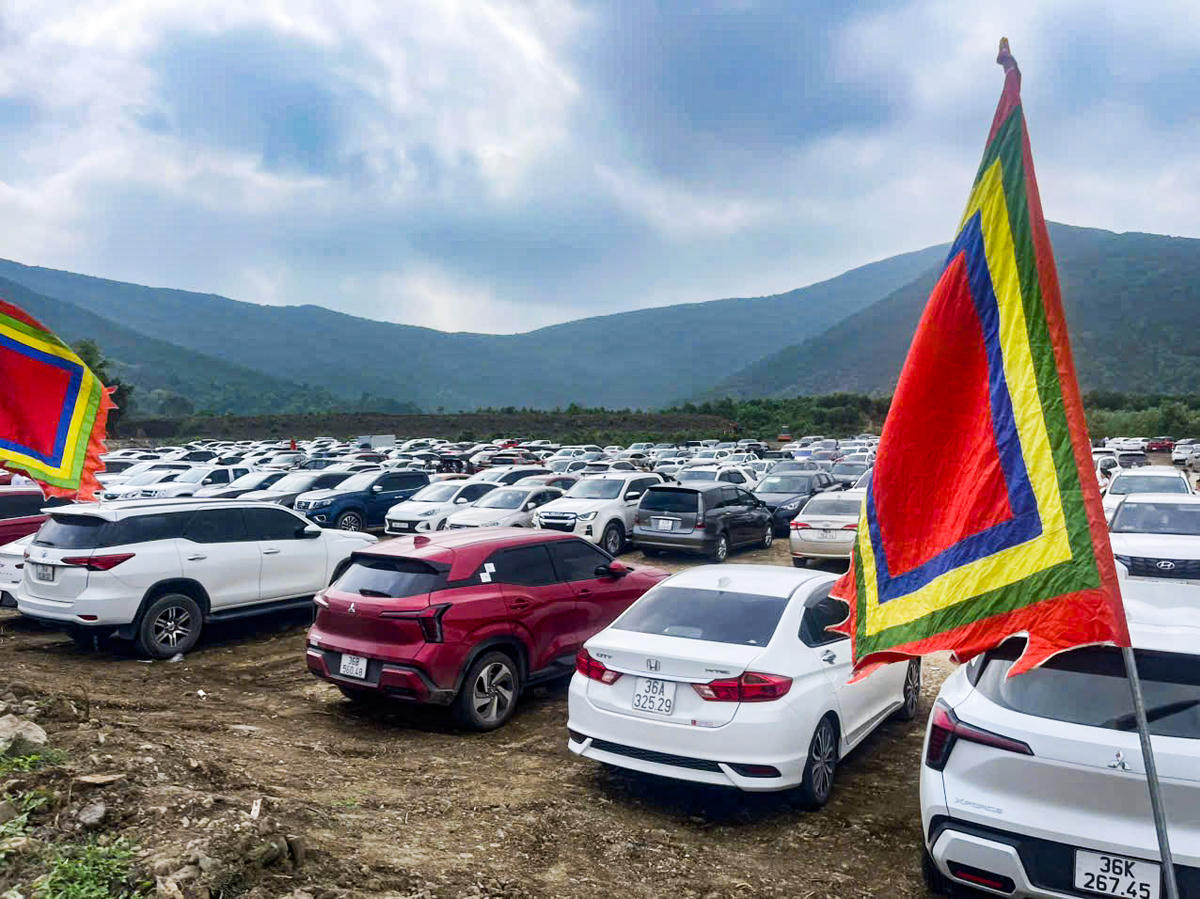 Bãi trông giữ xe ở đền Nưa am Tiên được bố trí quy củ trong dịp Tết 2026. Ảnh: Long Nguyễn