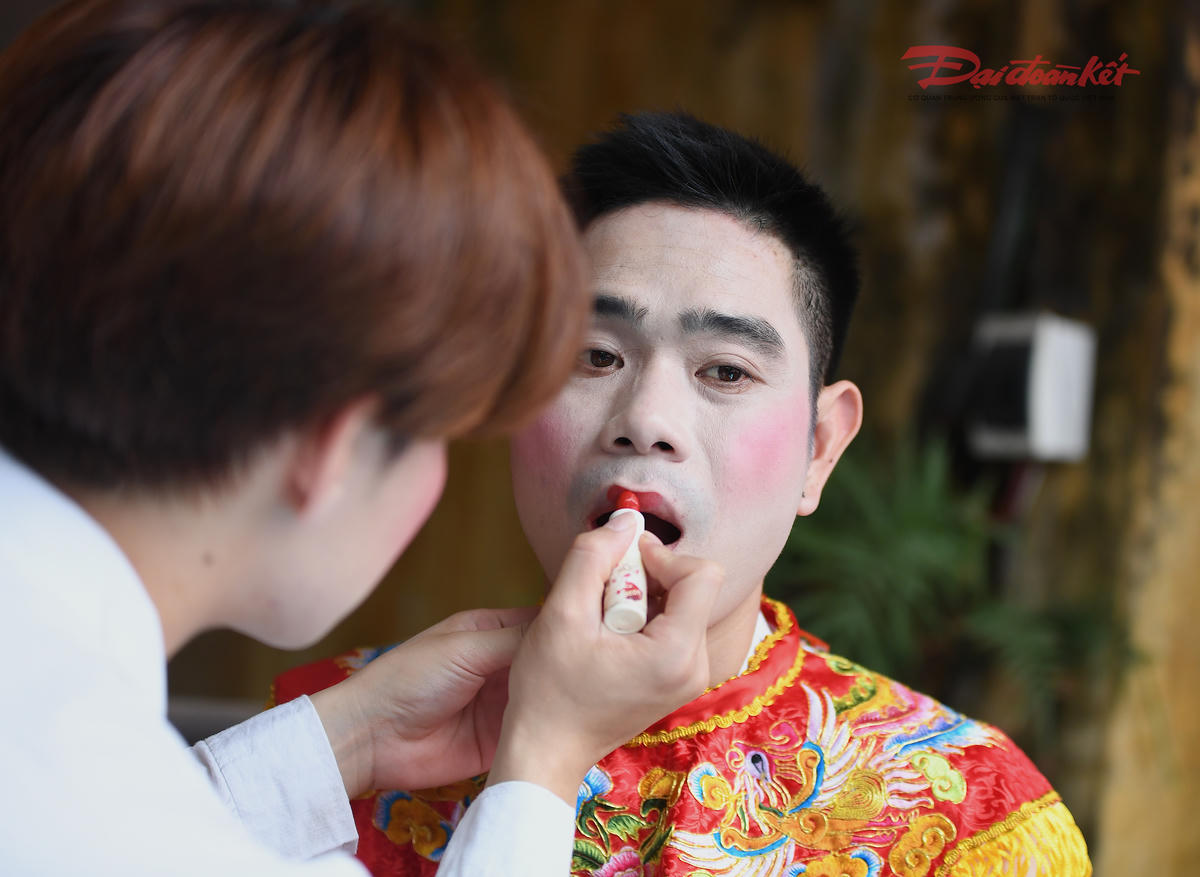 Các nam thanh niên hóa trang giả nữ. Ảnh: Phạm Sỹ.