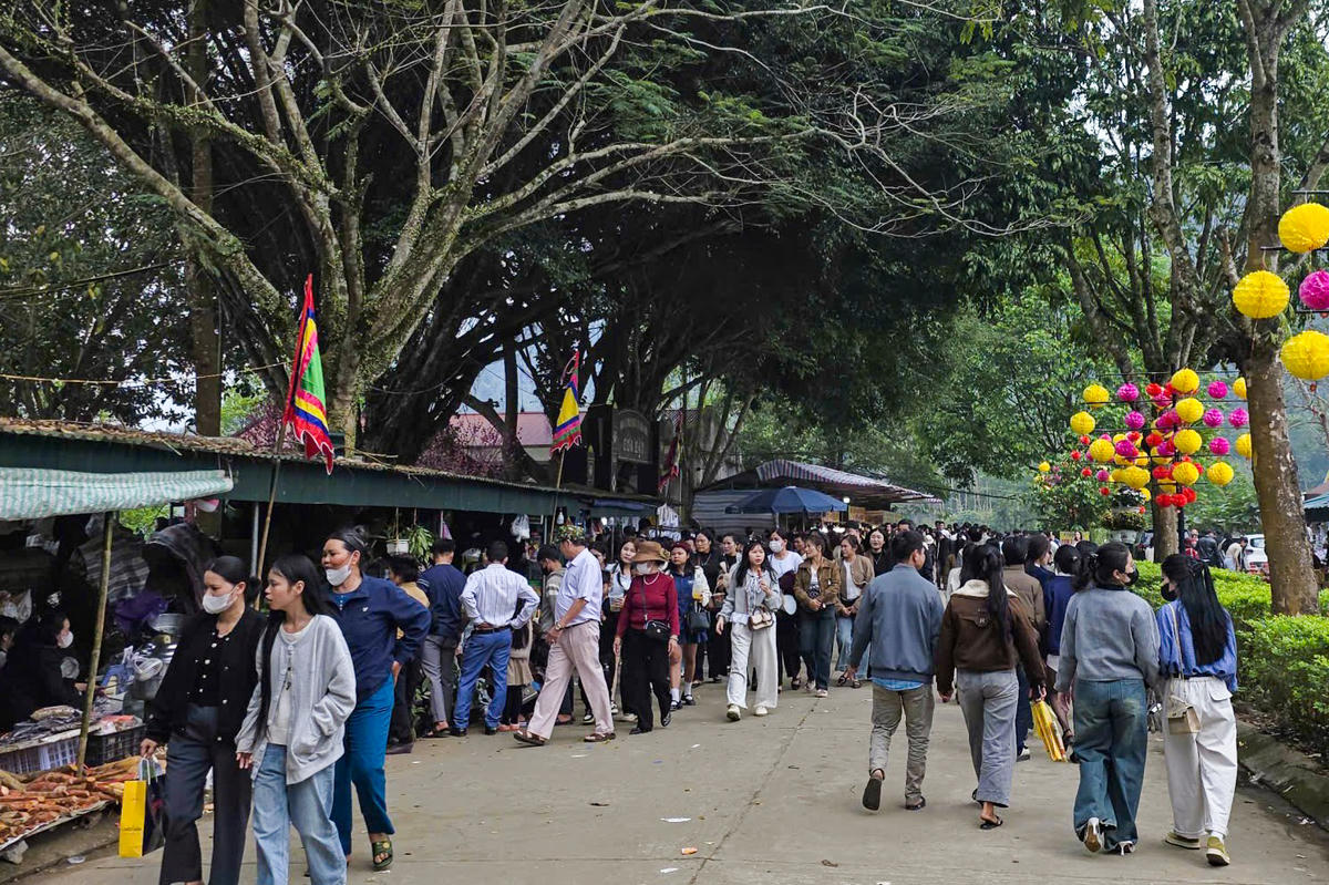Từ mùng 1 - mùng 9 Tết Bính Ngọ, có 74.800 lượt khách đến đền Cửa Đặt. Ảnh: Nguyễn Chung