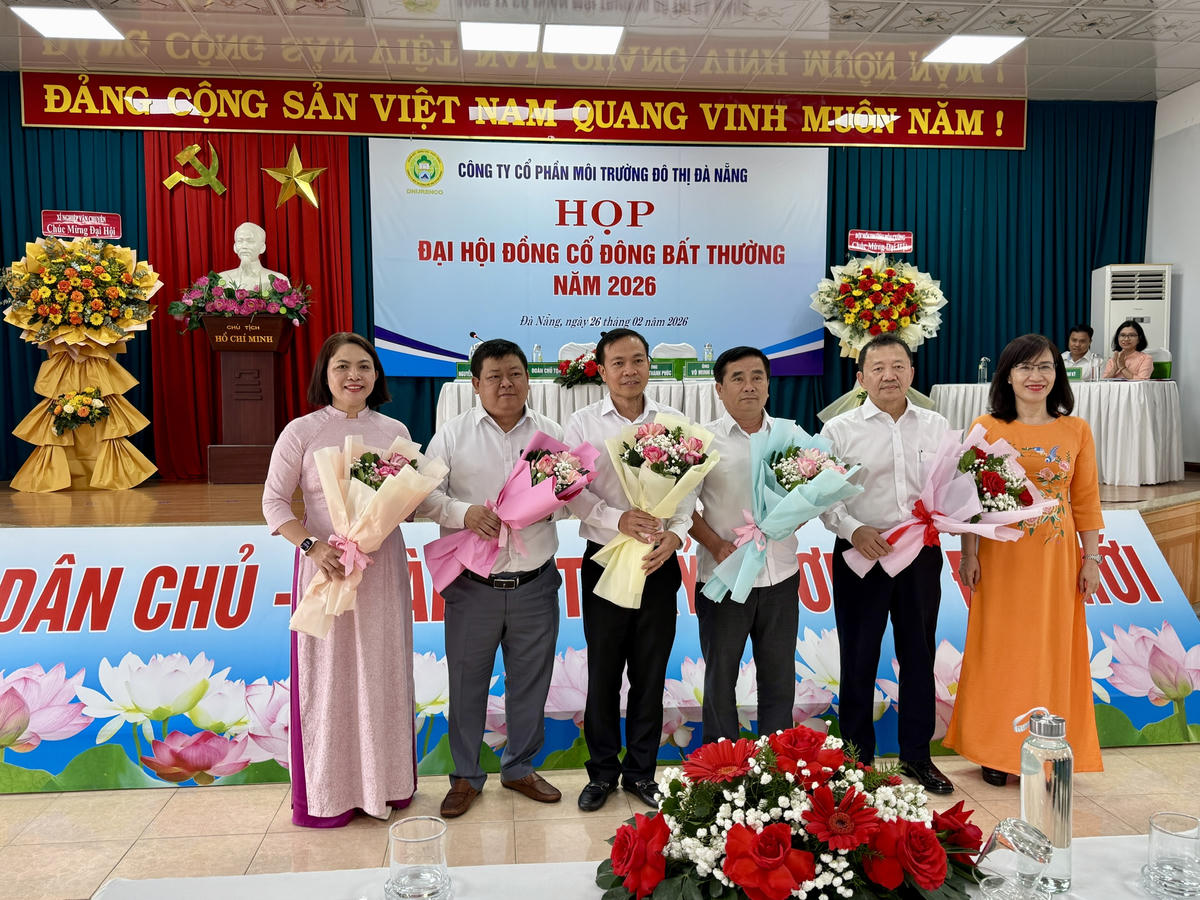 Từ phải sang: bà Võ Thị Huỳnh Trang, Phó Tổng Giám đốc tặng hoa chúc mừng HĐQT nhiệm kỳ 2026 - 2030 gồm các ông Nguyễn Thành Nam, Phan Công Tư, Phạm Thanh Phúc, Võ Minh Đức và bà Hoàng Thị Ngọc Hiếu. Ảnh: Nguyễn Tú.
