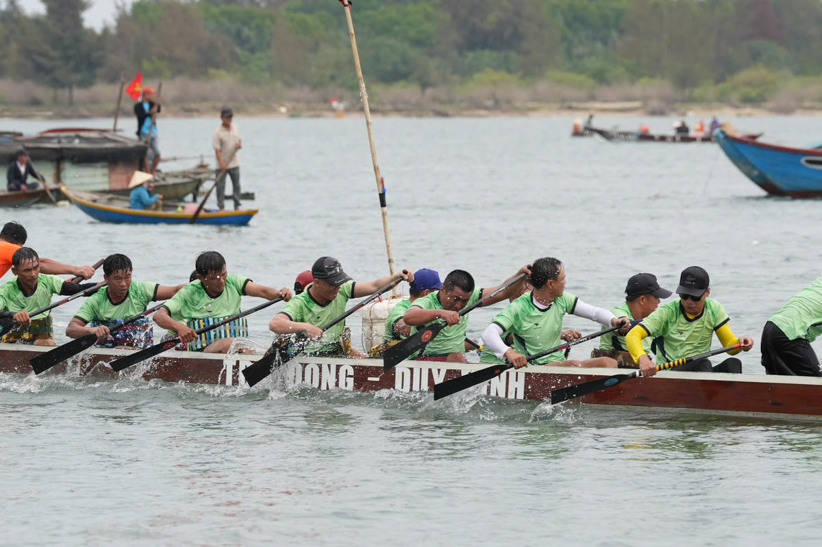 Các đội đang tranh tài giải đua thuyền truyền thống Duy Nghĩa-Cúp FVG 2026. Ảnh: CV.