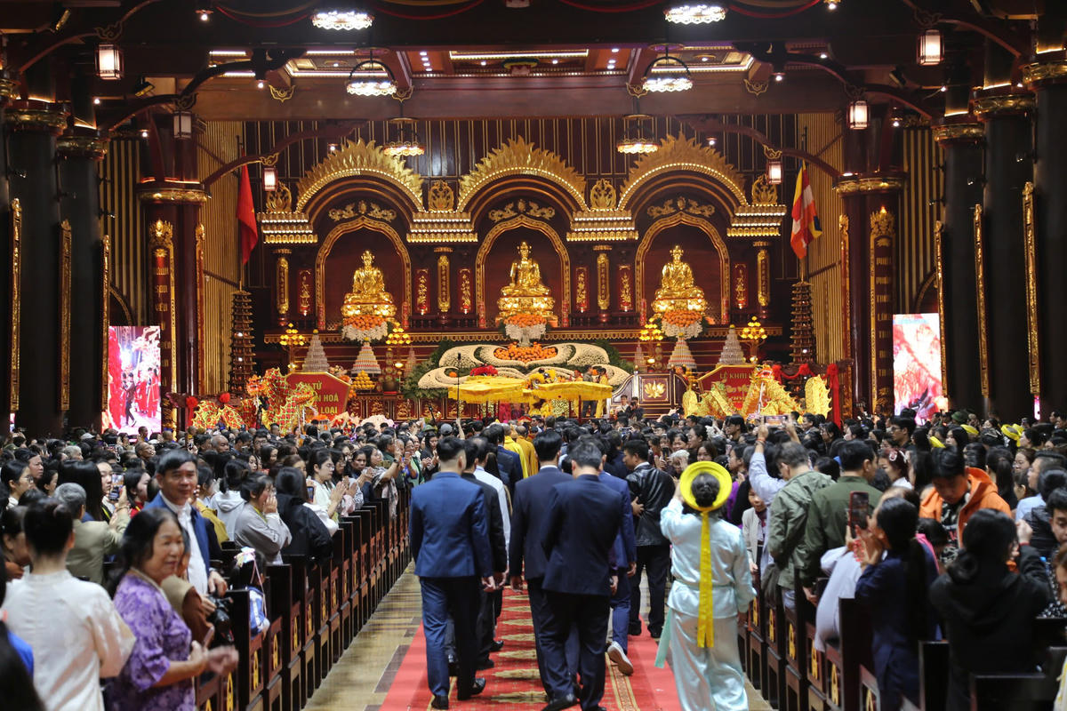 Đoàn rước kiệu tiến vào Cung Trúc Lâm trong sự đón chờ, hoan hỷ của đông đảo phật tử, nhân dân và du khách.&nbsp;