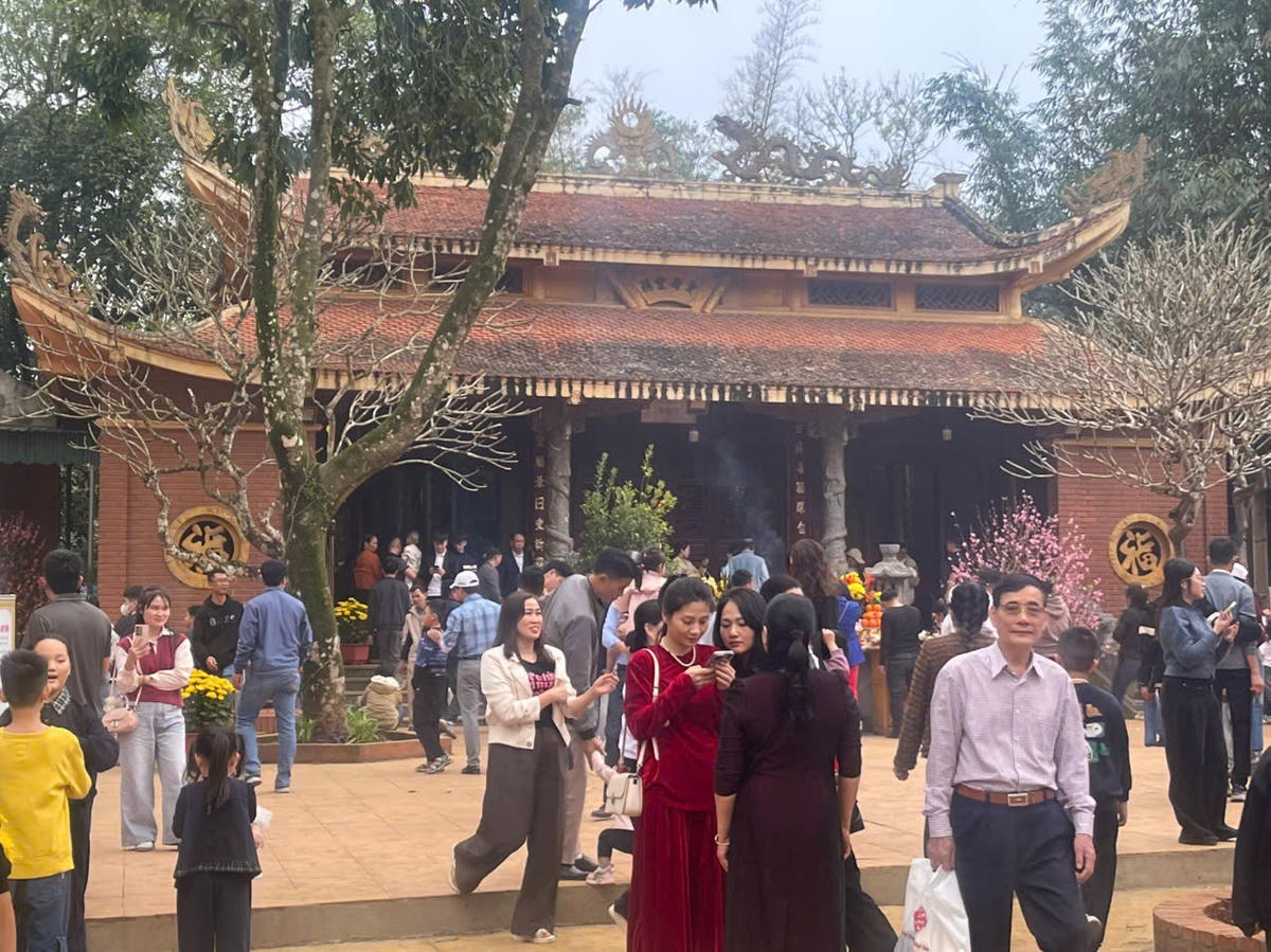 Du khách tham quan đền Nưa - am Tiên những ngày đầu xuân 2026. Ảnh: Long Nguyễn