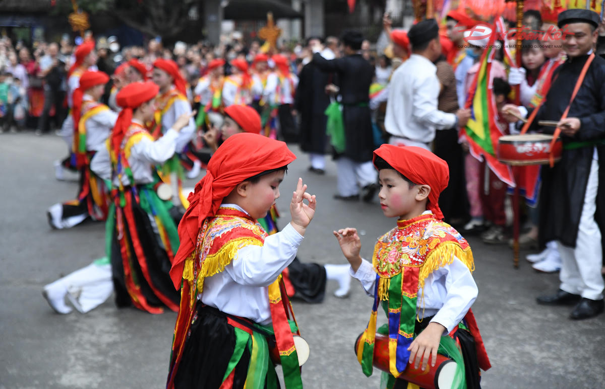 Đội múa còn có sự tham gia của những em nhỏ. Ảnh: Phạm Sỹ.