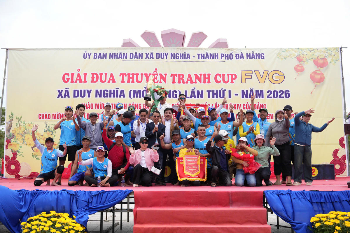 Các vận động viên đua thuyền chụp ảnh lưu niệm. Ảnh: CV.