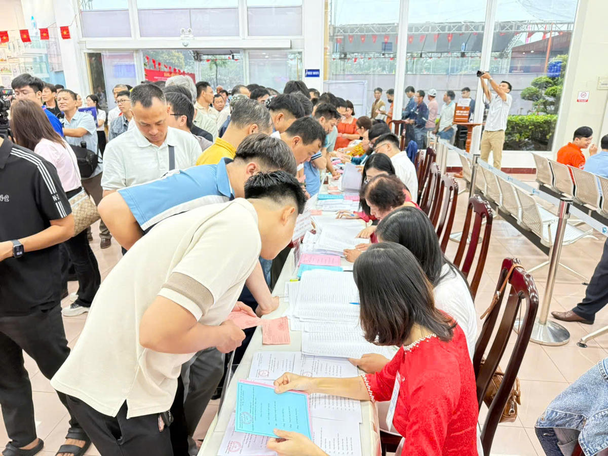 Ủy ban Bầu cử hỗ trợ cử tri nhận phiếu bầu. Ảnh: Mạnh Cường.