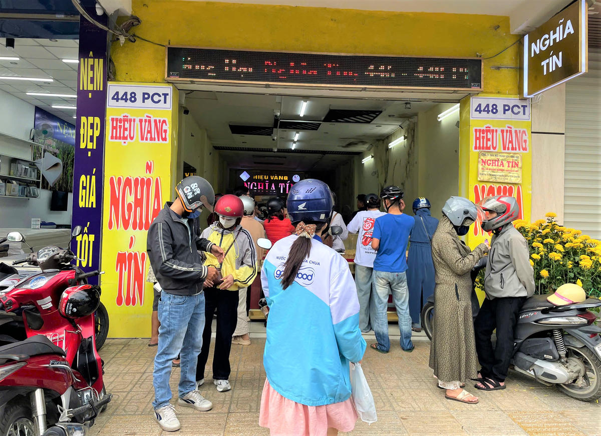 Nhiều người dân xếp hàng dài chờ đến lượt vào mua vàng nhân ngày vía Thần Tài. Ảnh: Tấn Thành.