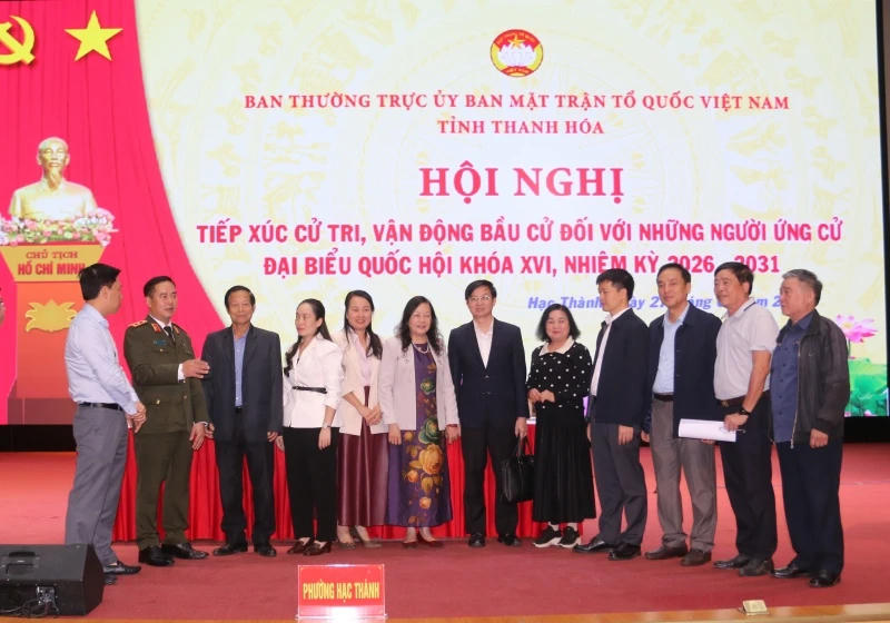 Các ứng cử viên ĐBQH trò chuyện với cử tri phường Hạc Thành. Ảnh: Thanh Huê