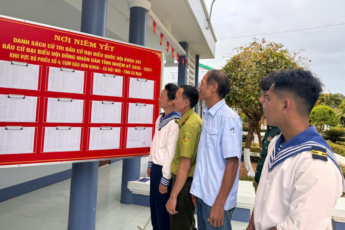 Cán bộ, chiến sĩ và người dân trên Cụm đảo Hòn Khoai theo dõi danh sách cử tri được niêm yết, sẵn sàng tham gia ngày hội bầu cử sớm. Ảnh: Nguyên Du