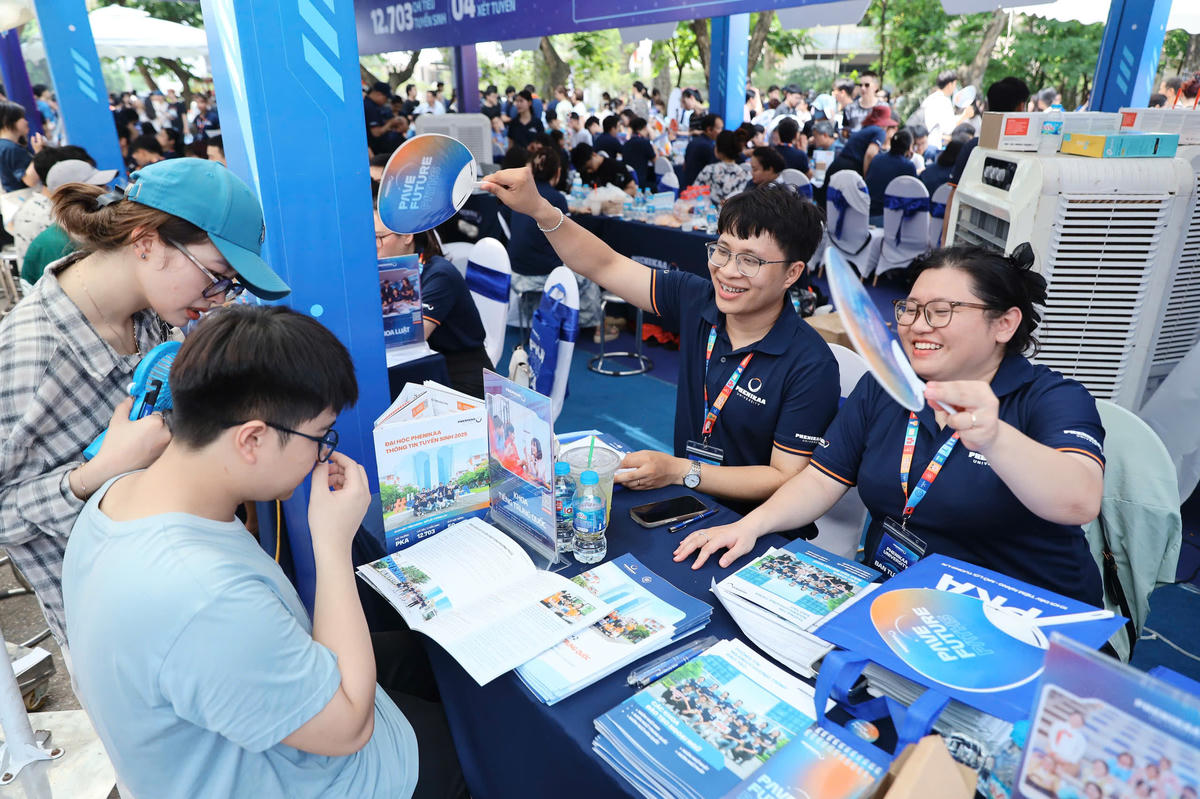 Thí sinh tìm hiểu thông tin trường đại học.
