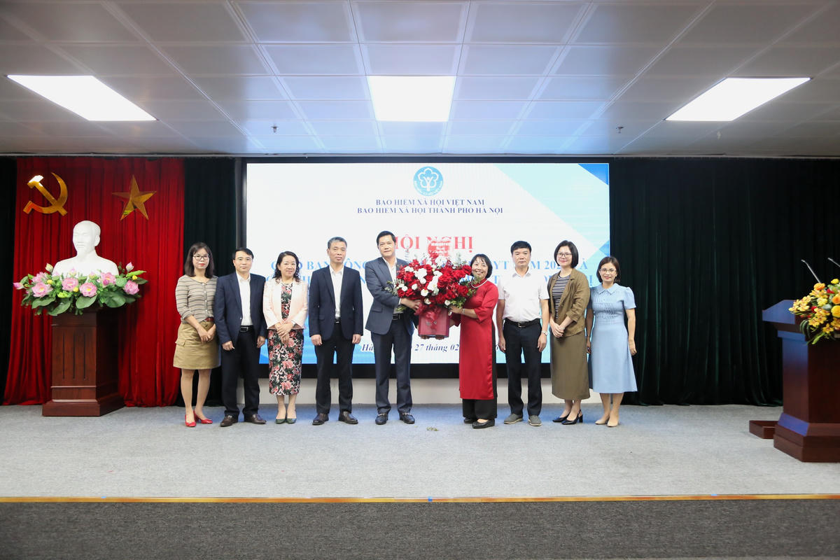 Lãnh đạo BHXH TP Hà Nội tặng hoa chúc mừng đội ngũ&nbsp;y, bác sĩ, dược sĩ và cán bộ làm công tác giám định BHYT trên địa bàn TP Hà Nội.