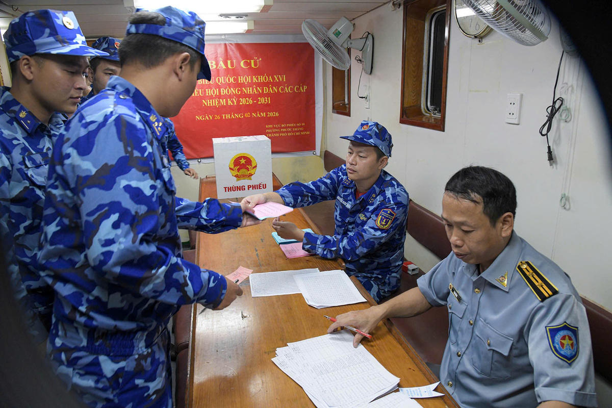 Cán bộ, chiến sĩ cảnh sát biển nhận phiếu bầu. Ảnh: Đức Định.