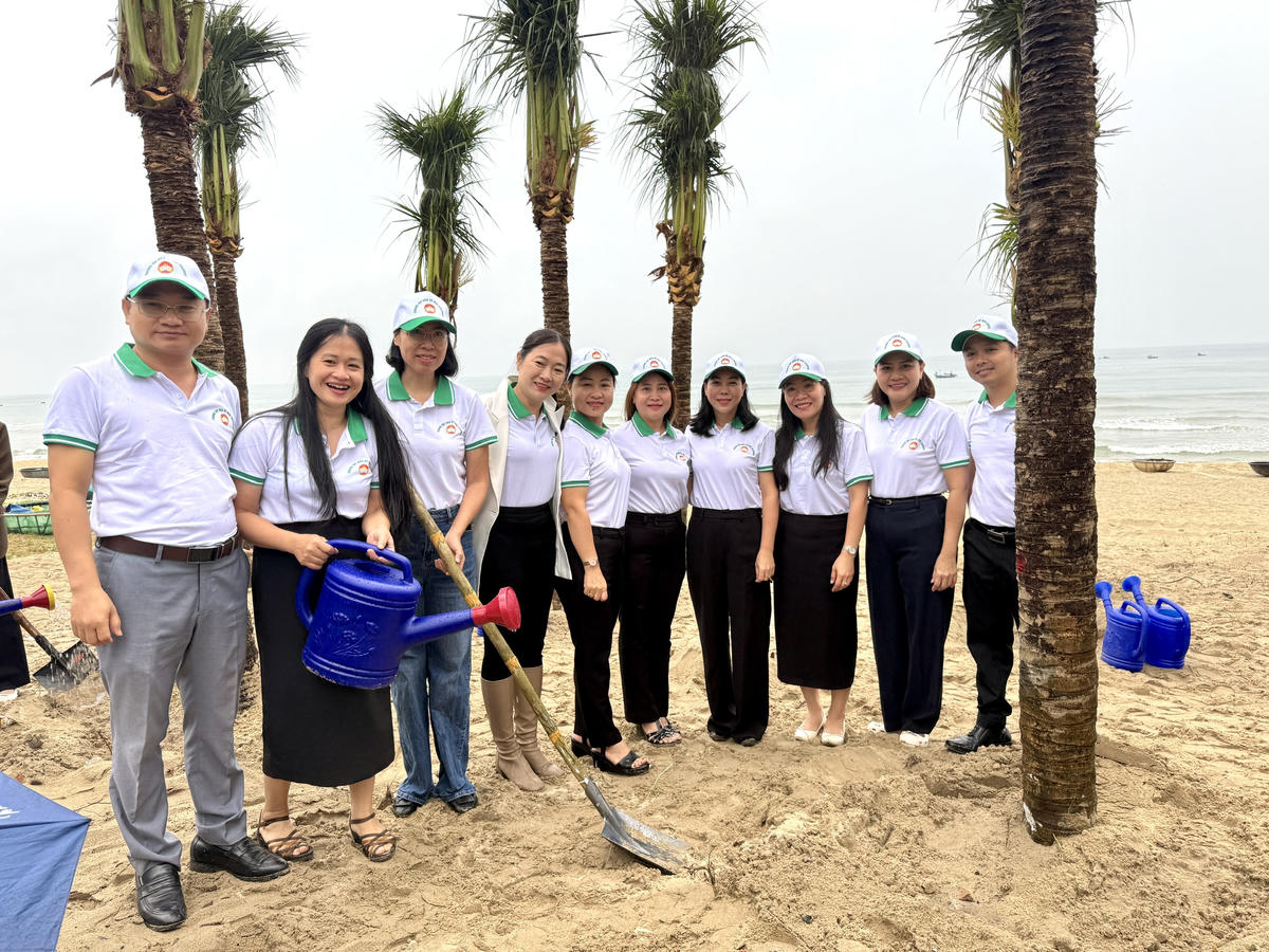 Các lãnh đạo, cán bộ Ủy ban MTTQ Việt Nam TP Đà Nẵng tham gia trồng cây. Ảnh: Nguyễn Tú