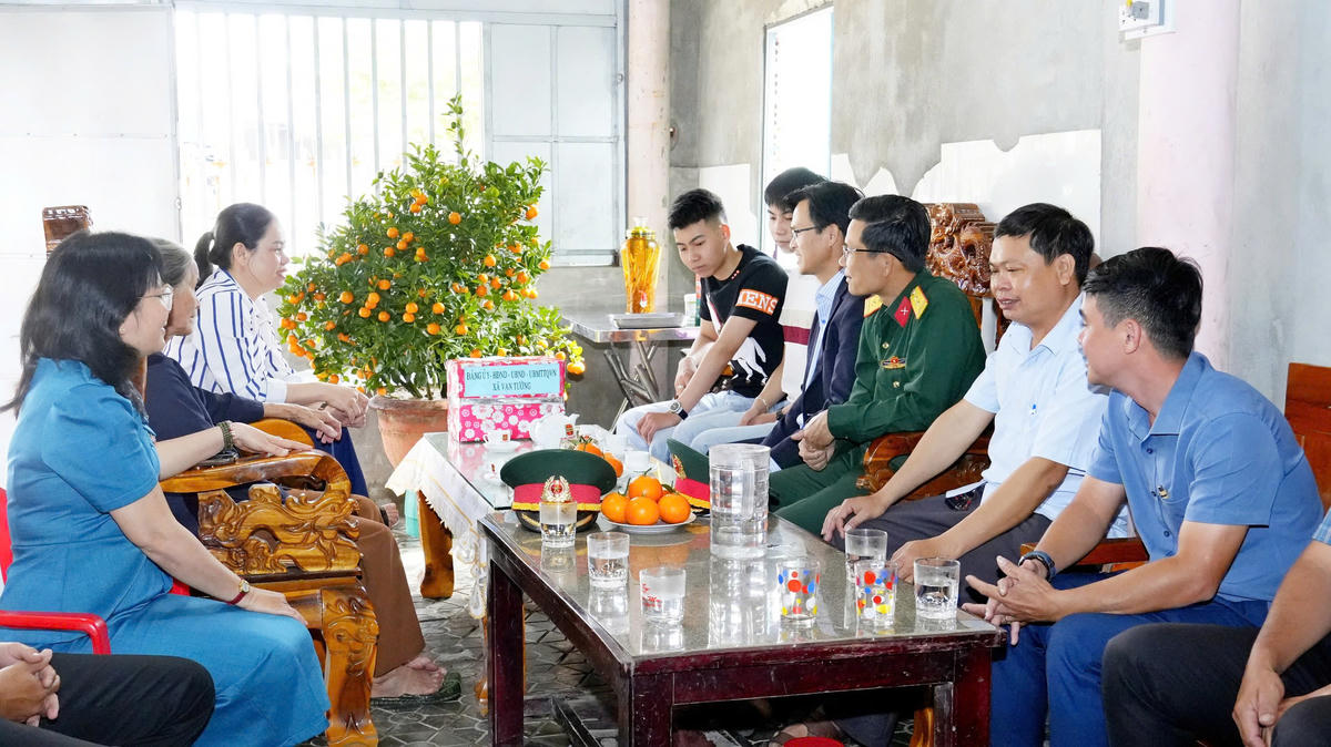 Chính quyền xã Vạn Tường cùng lực lượng chức năng thăm hỏi gia đình em Mạnh và Cường. Ảnh: CV.