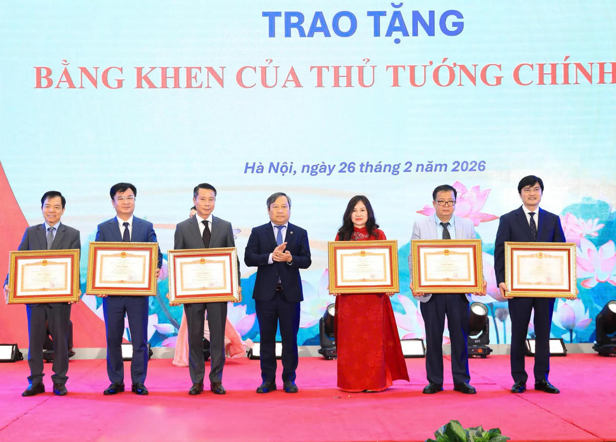 Ủy viên Trung ương Đảng, Phó Bí thư Thành ủy, Chủ tịch UBND Thành phố Hà Nội Vũ Đại Thắng trao Bằng khen của Thủ tướng Chính phủ tặng các tập thể, cá nhân.