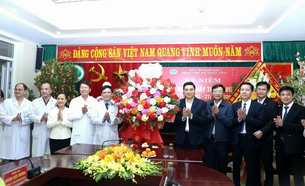 Chủ tịch UBND tỉnh Thanh Hóa tặng hoa chúc mừng cán bộ, y bác sĩ BVĐK tỉnh Thanh Hóa. Ảnh: Phong Sắc