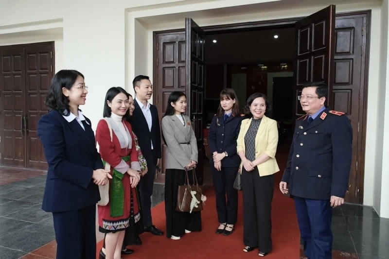 Các ứng cử viên trò chuyện cùng cử tri xã Thọ Xuân tại đơn vị bầu cử số 5. Ảnh: Chi Phạm