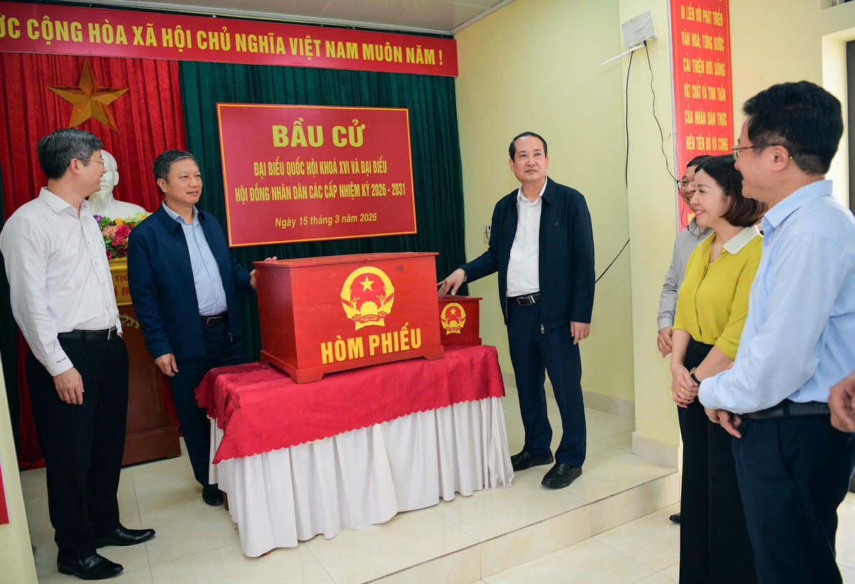 Chủ tịch Ủy ban MTTQ tỉnh Ninh Bình đề nghị 2 địa phương tiếp tục dồn lực, tập trung cao độ cho công tác chuẩn bị bầu cử. Ảnh: Trường Giang