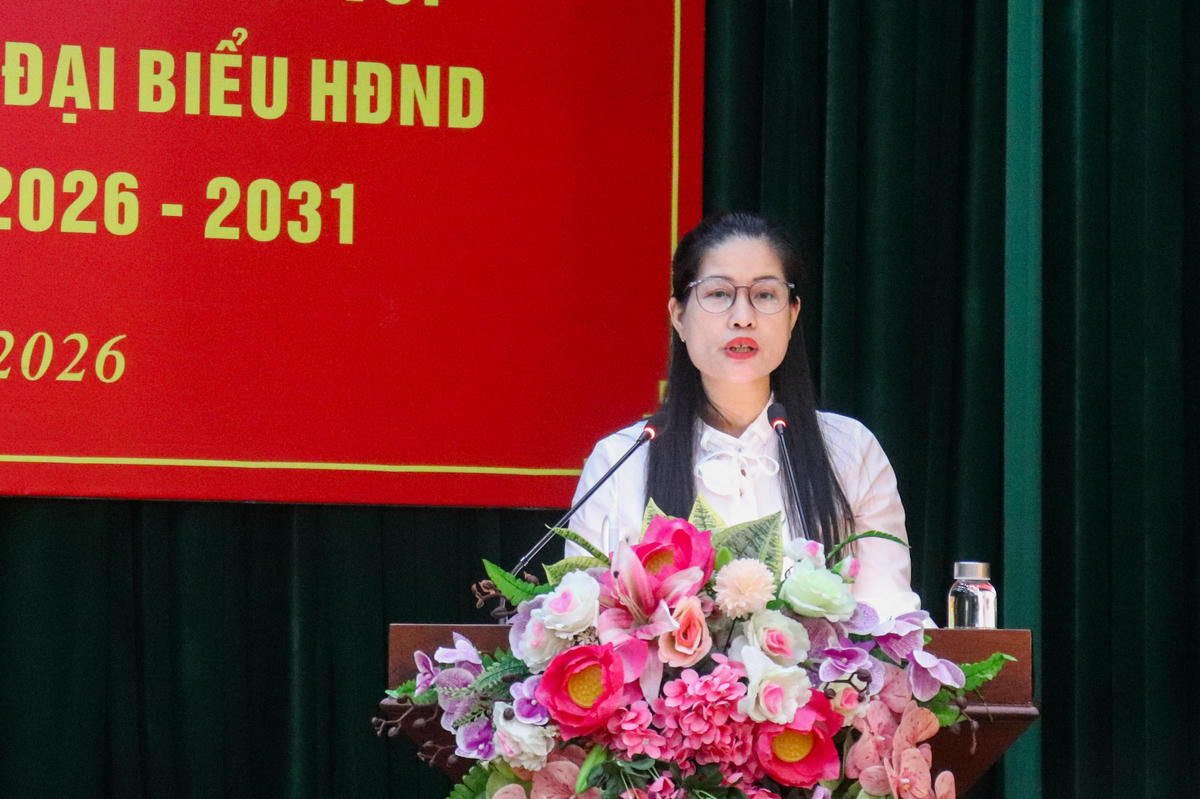 Bà Trần Thị Thoa - Phó Chủ tịch Ủy ban MTTQ tỉnh Ninh Bình phát biểu tại hội nghị. Ảnh: Đình Minh