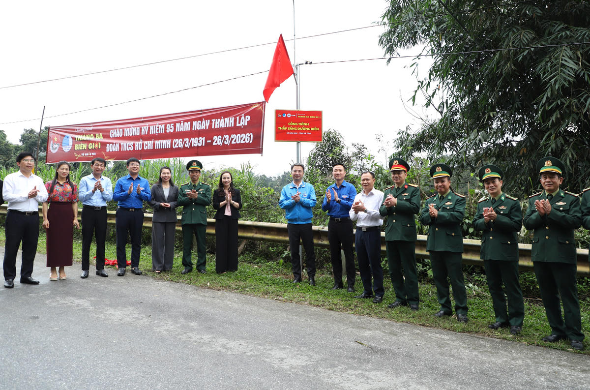 Khánh thành công trình “Thắp sáng đường biên” dài 3 km với 70 đèn năng lượng mặt trời được lắp đặt tại thôn Hà Trai (xã Sơn Kim 1). Ảnh: ĐH.