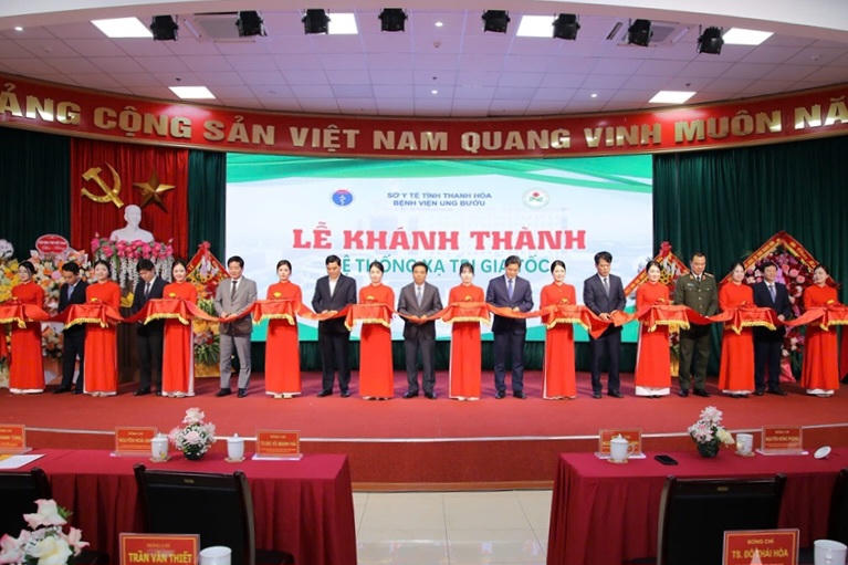 Các đại biểu cắt băng khánh thành hệ thống xạ trị Elekta Infinity tại Bệnh viện Ung bướu Thanh Hóa. Ảnh: Khánh Trình