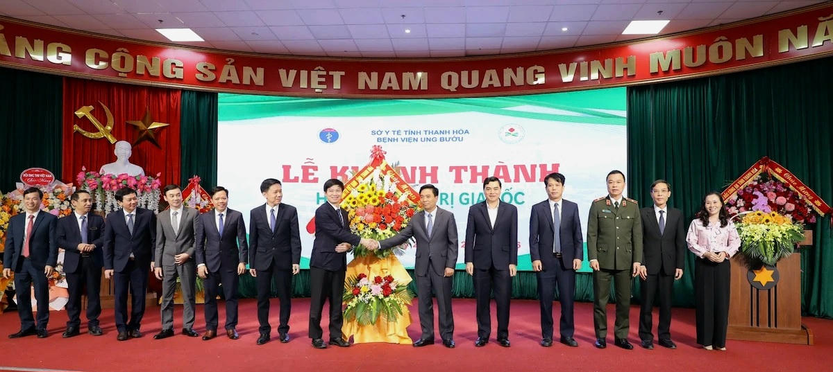 Lãnh đạo tỉnh tặng lẵng hoa chúc mừng ngành y tế nhân Ngày Thầy thuốc Việt Nam. Ảnh: Minh Hiếu
