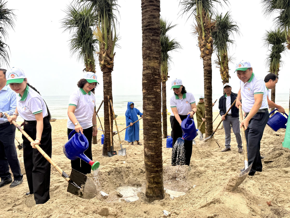 Bà Hoàng Thị Thu Hương, Phó Chủ tịch Ủy ban MTTQ Việt Nam thành phố, Chủ tịch Hội LHPN thành phố; ông Đặng Văn Kỳ, Chủ tịch Ủy ban MTTQ Việt Nam phường Ngũ Hành Sơn trồng cây. Ảnh: Nguyễn Tú.