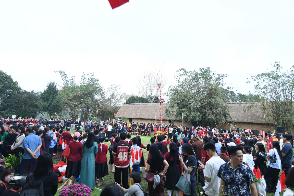 Tất cả tạo nên một bầu không khí tưng bừng, náo nhiệt, mang đậm sắc Xuân và tình đoàn kết. Ảnh: Phạm Sỹ.