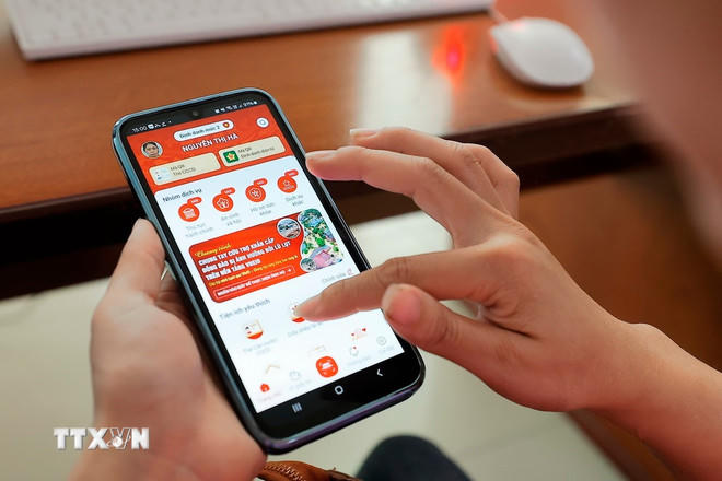 Người dân sử dụng ứng dụng VNeID. (Ảnh: Minh Quyết/TTXVN)