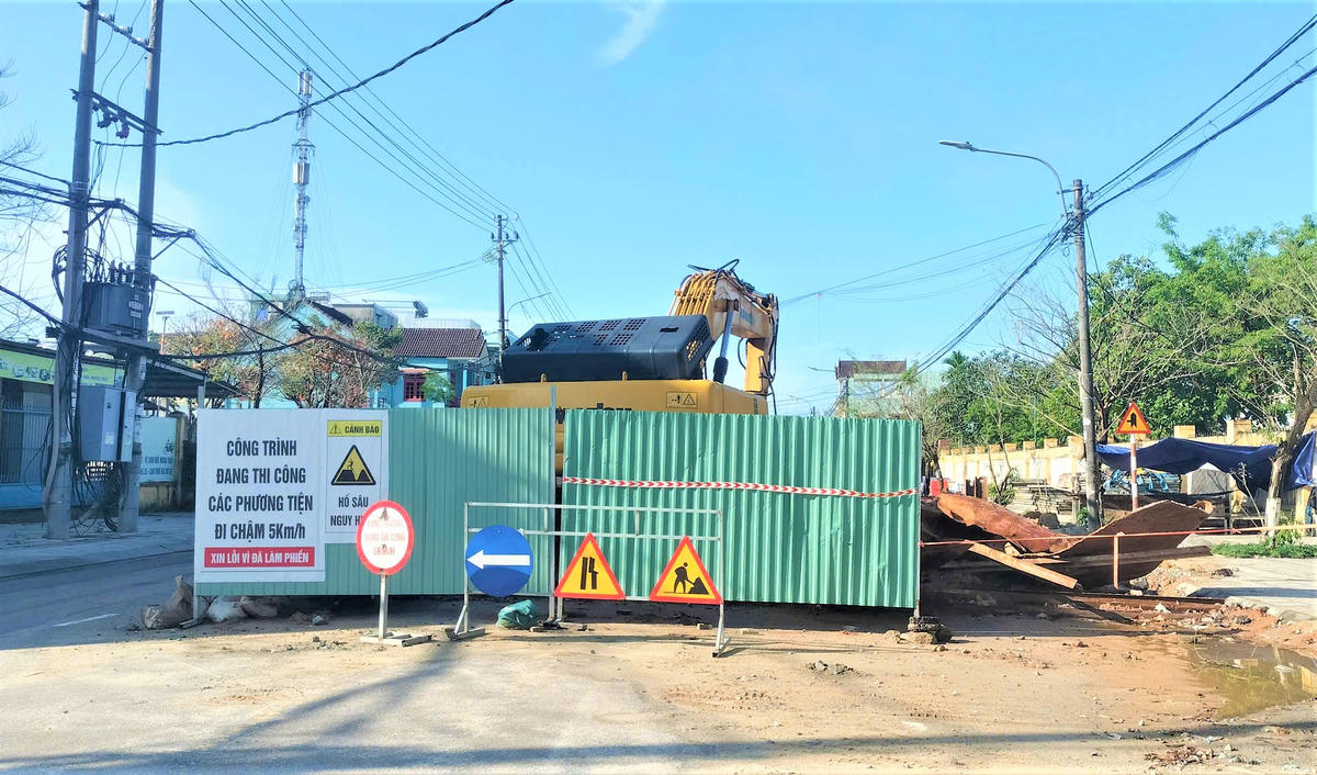 Đường Trưng Nữ Vương, phường Bàn Thạch bị rào chắn để thi công công trình thoát nước. Ảnh: Tấn Thành.