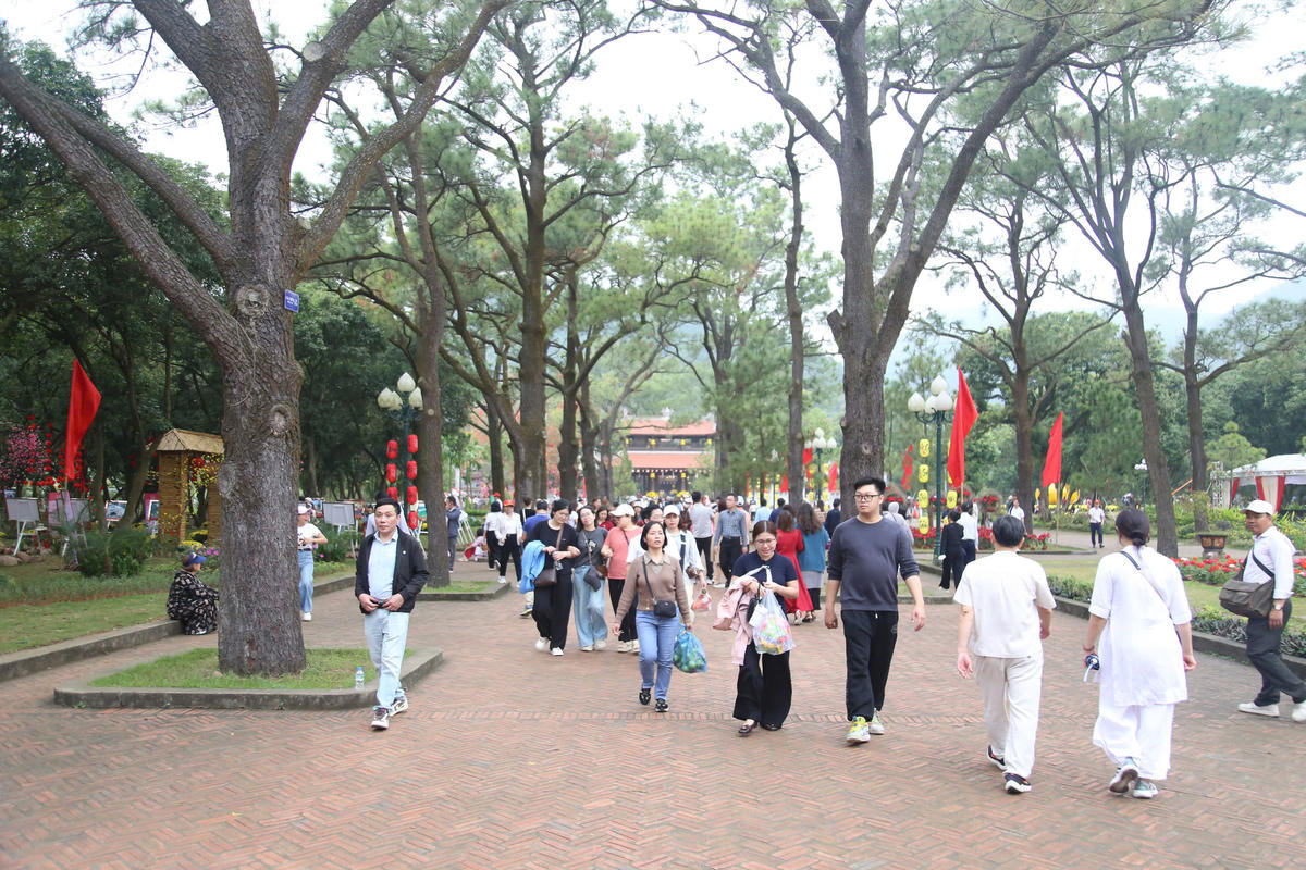 Khách thập phương về dâng hương, chiêm bái tại chùa Côn Sơn. Ảnh: PT. 