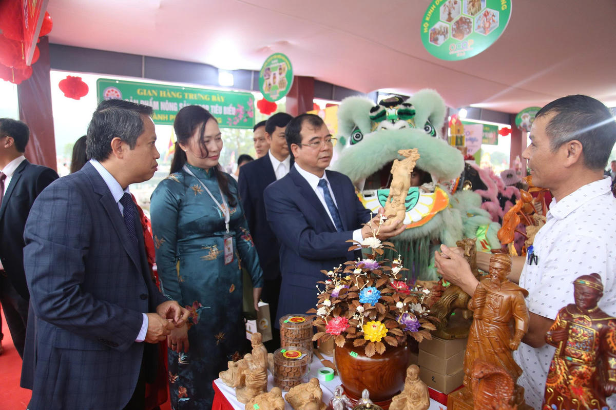 Phó Chủ tịch UBND TP Hải Phòng Nguyễn Minh Hùng cùng các đại biểu tham quan các gian hàng. Ảnh: PT. 