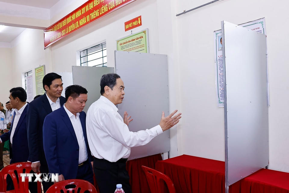 Chủ tịch Quốc hội Trần Thanh Mẫn giám sát, kiểm tra công tác bầu cử tại Khu vực bỏ phiếu số 31, xã Hưng Nguyên, tỉnh Nghệ An. (Ảnh: Doãn Tấn/TTXVN)