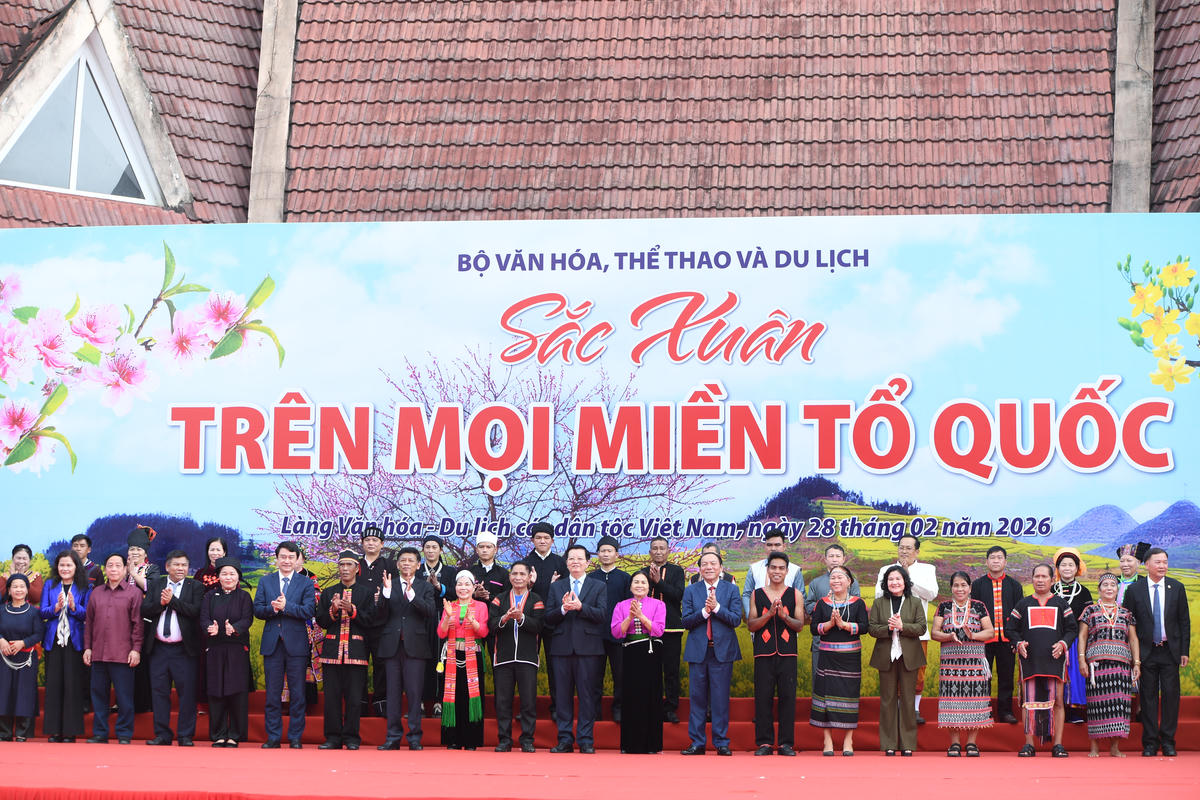 Phó Thủ tướng Chính phủ Mai Văn Chính cùng các đại biểu chụp ảnh lưu niệm cùng đồng bào. Ảnh: Phạm Sỹ.. 