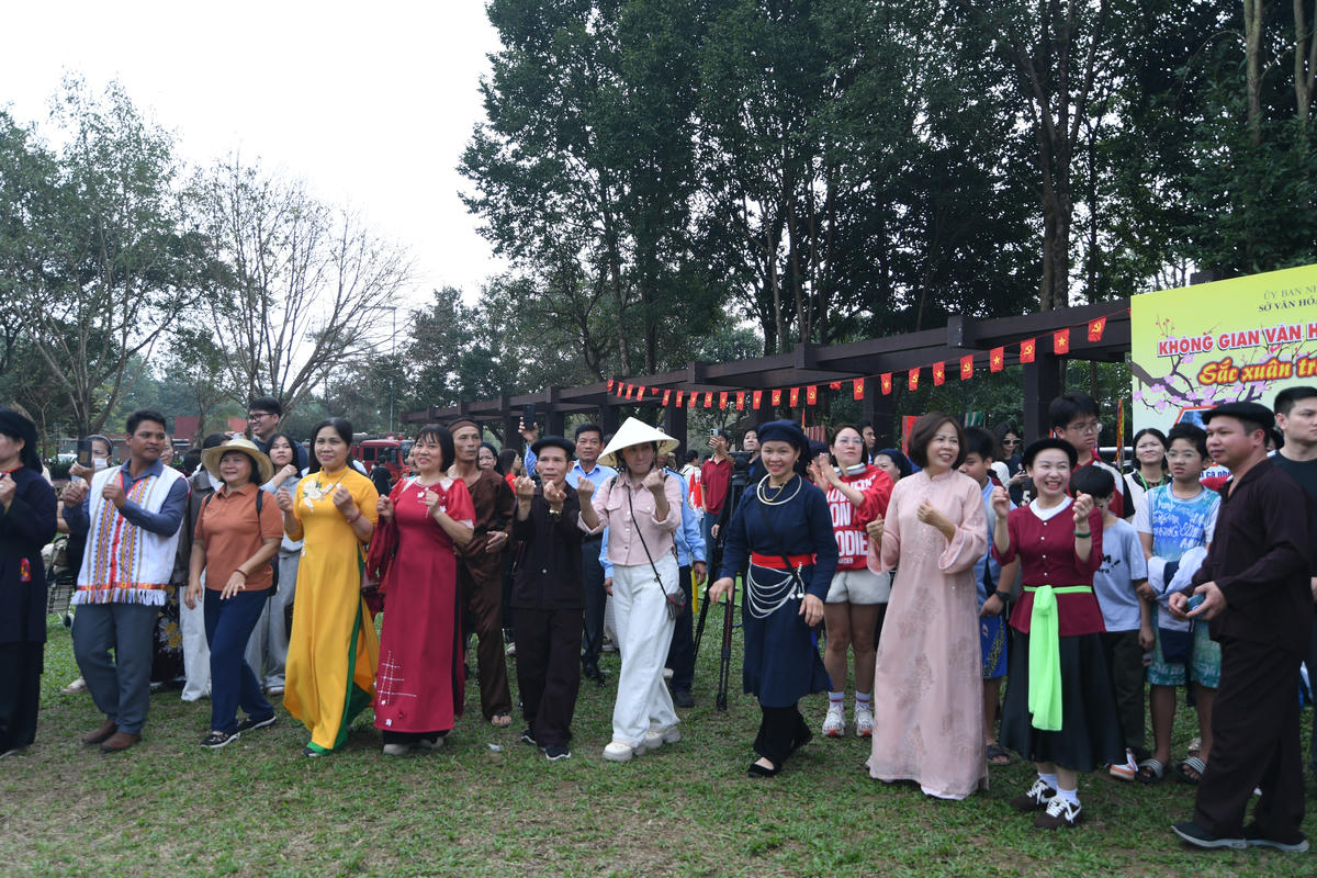 Đến với Làng Văn hóa dịp này, người dân, du khách được hòa mình vào không gian đậm màu sắc lễ hội, để cảm nhận sâu sắc hơn những giá trị, nét đẹp văn hóa truyền thống của các dân tộc Việt Nam trong hoạt động đón Tết vui xuân truyền thống. Ảnh: Phạm Sỹ.