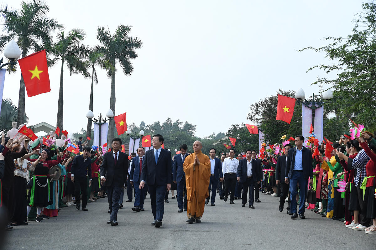 Phó Thủ tướng Chính phủ Mai Văn Chính cùng các đại biểu tham dự sự kiện “Sắc xuân trên mọi miền Tổ quốc”. Ảnh: Phạm Sỹ.