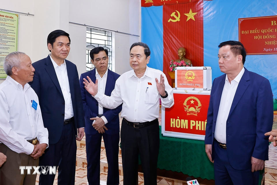 Chủ tịch Quốc hội Trần Thanh Mẫn giám sát, kiểm tra công tác bầu cử tại Khu vực bỏ phiếu số 31, xã Hưng Nguyên, tỉnh Nghệ An. (Ảnh: Doãn Tấn/TTXVN)