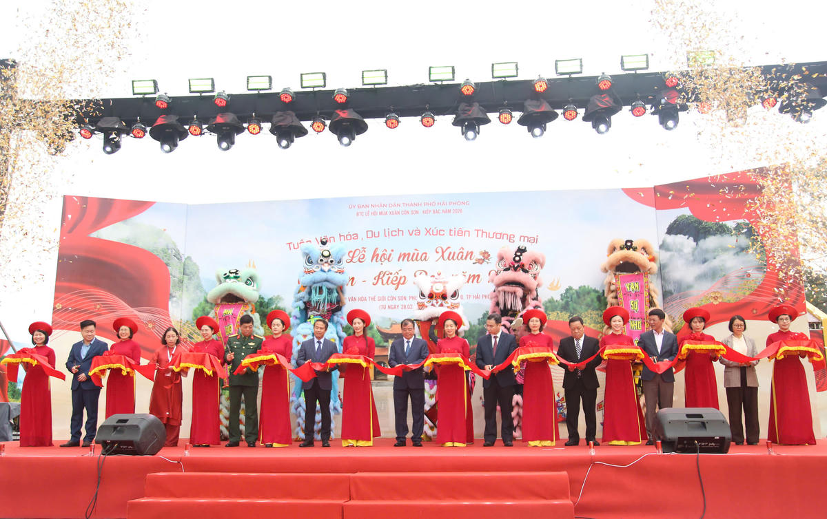 Các đại biểu thực hiện nghi thức cắt băng khai mạc Tuần Văn hóa, Du lịch và Xúc tiến Thương mại Lễ hội mùa Xuân Côn Sơn – Kiếp Bạc 2026. Ảnh: VHDL. 