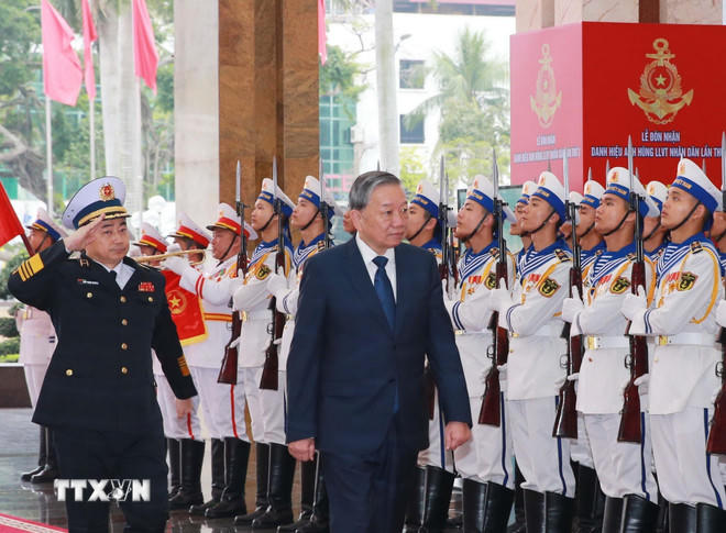 Tổng Bí thư Tô Lâm duyệt Đội Danh dự Quân đội Nhân dân Việt Nam tại lễ đón. (Ảnh: Trọng Đức/TTXVN)