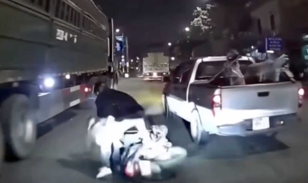 Ô tô bán tải bất ngờ tạt đầu, khiến ba người đi trên xe máy ngã xuống đường.