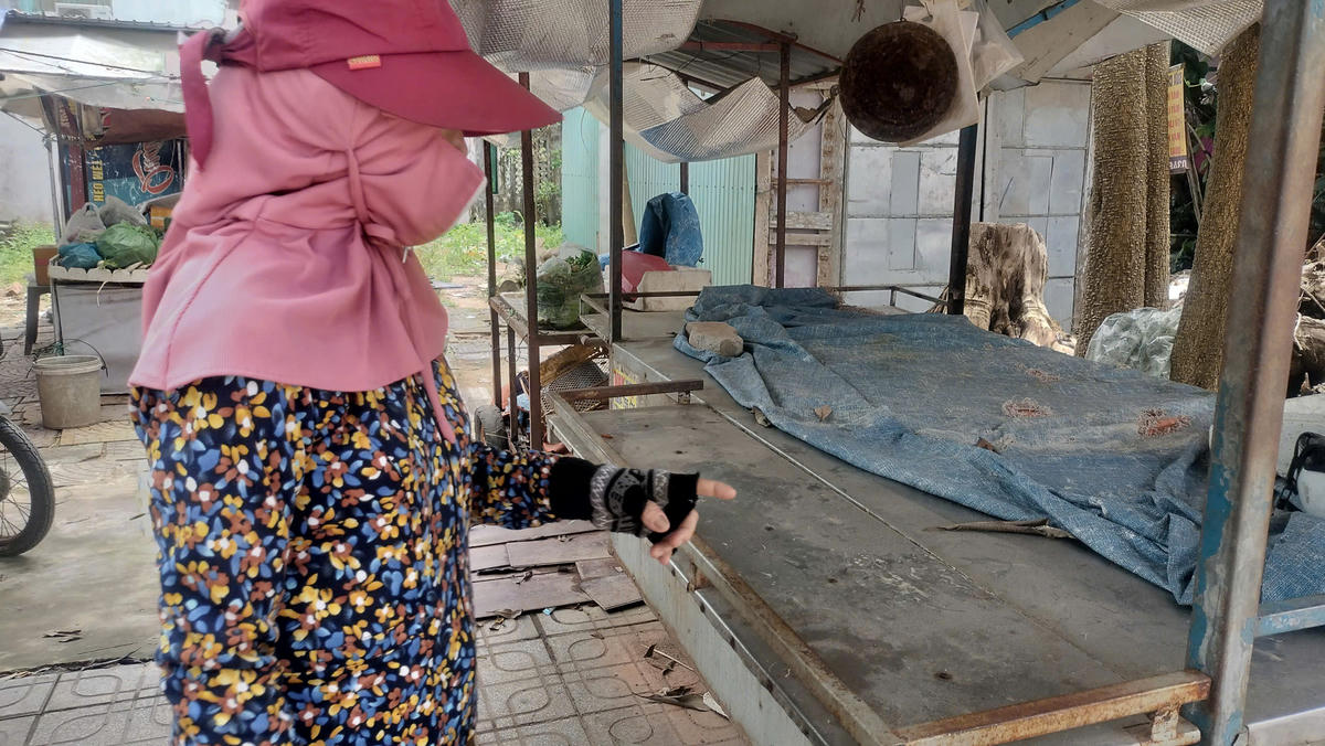 Bà Nguyễn Thị Trà chỉ bụi bám vào đồ đạc buôn bán của mình. Ảnh: Chí Đại.