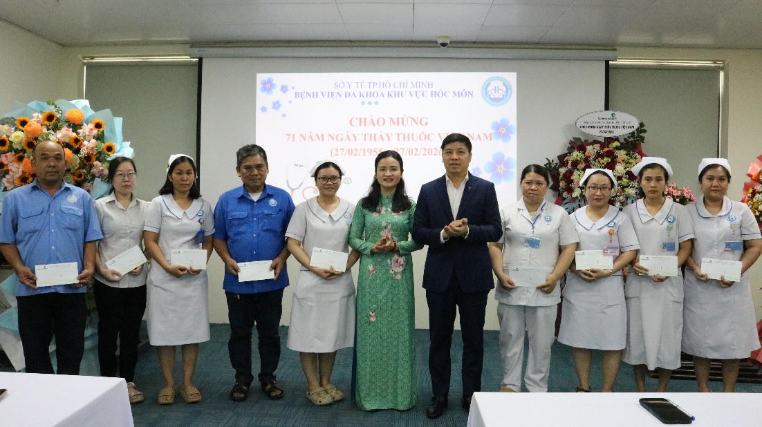 Đồng chí Hồng Quang (thứ 5 từ phải sang) đại diện Vietcombank trao tặng quà tới các y bác sĩ, cán bộ, nhân viên y tế tiêu biểu của Bệnh viện Đa khoa Khu vực Hóc Môn.