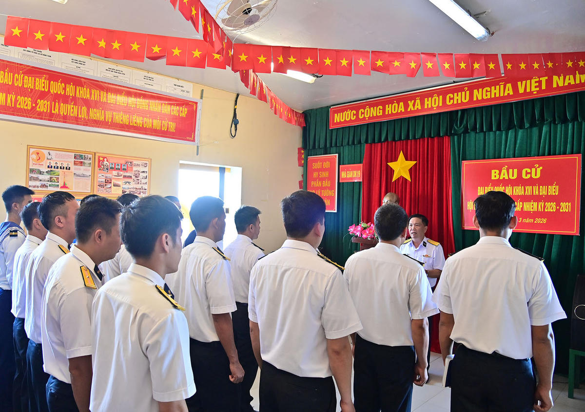 Quang cảnh chuẩn bị bầu cử của cán bộ chiến sỹ nhà giàn DK1/9. Ảnh: Văn Đường.