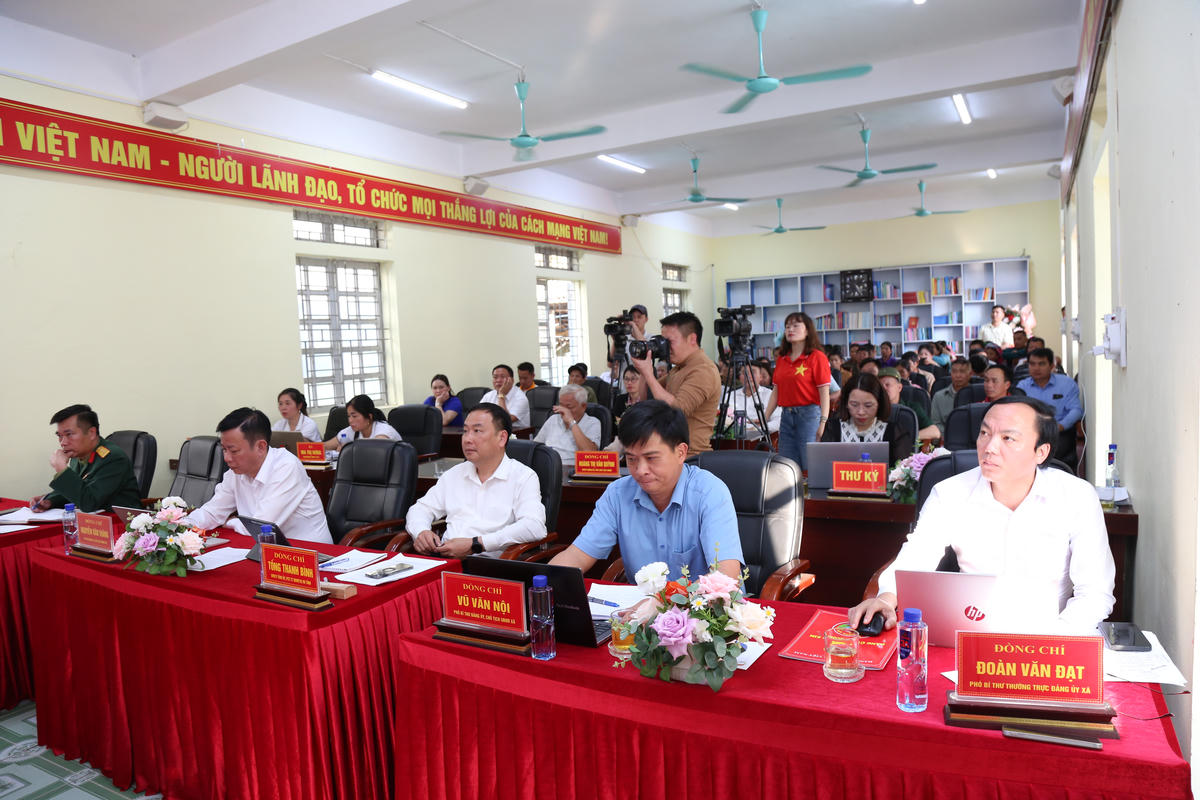 Các đại biểu và đông đảo cử tri dự hội nghị.