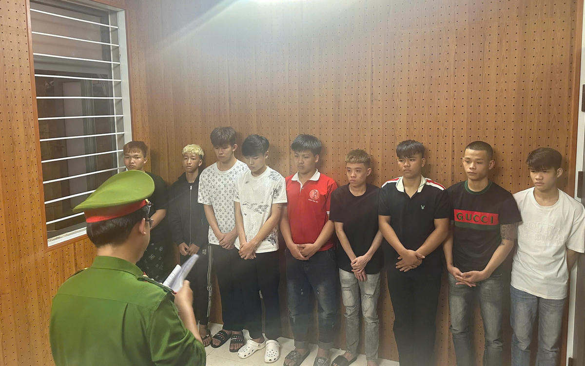 Lực lượng Công an TP Đà Nẵng đọc quyết định bắt các thanh niên. Ảnh: CV.