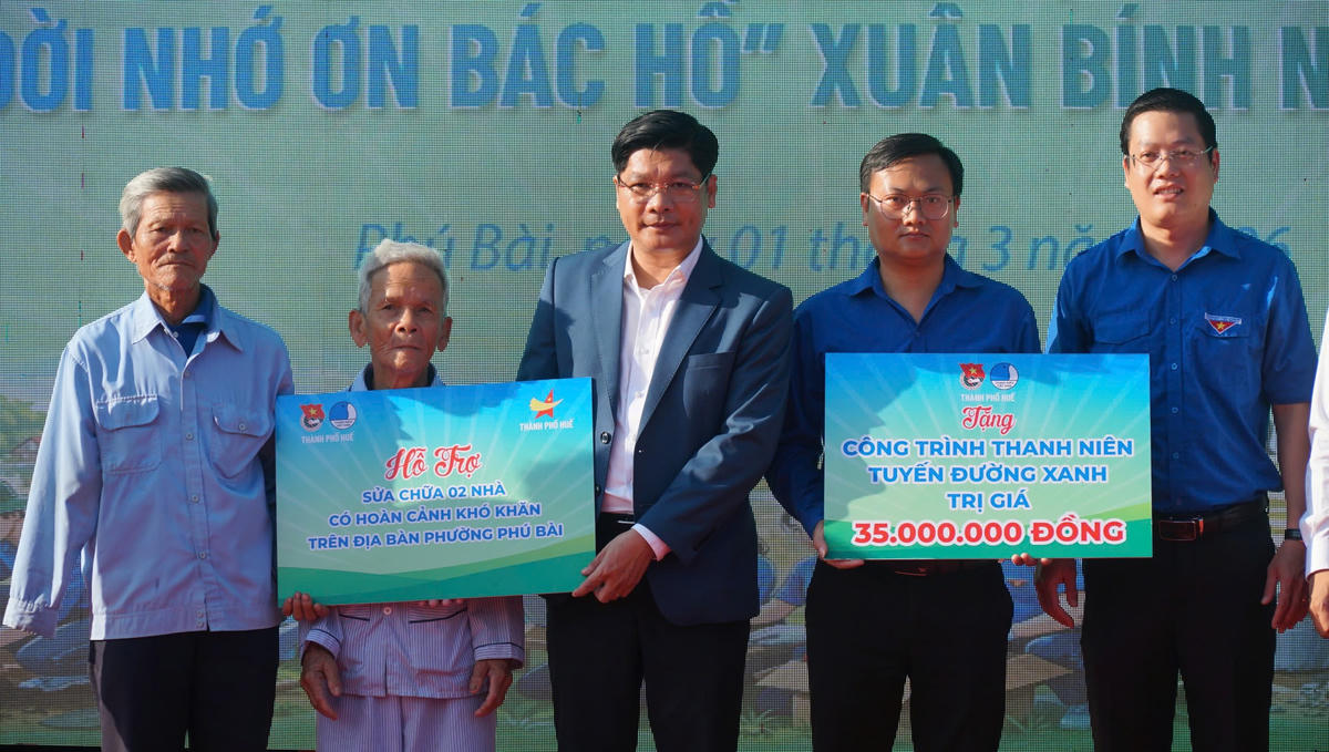 Ông Nguyễn Chí Tài, Phó Bí thư Thành ủy, Chủ tịch Ủy ban MTTQ Việt Nam thành phố Huế và anh Nguyễn Thanh Hoài, Bí thư Thành Đoàn Huế trao tặng kinh phí hỗ trợ người dân sửa chữa nhà cửa và công trình thanh niên. Ảnh: T.T.