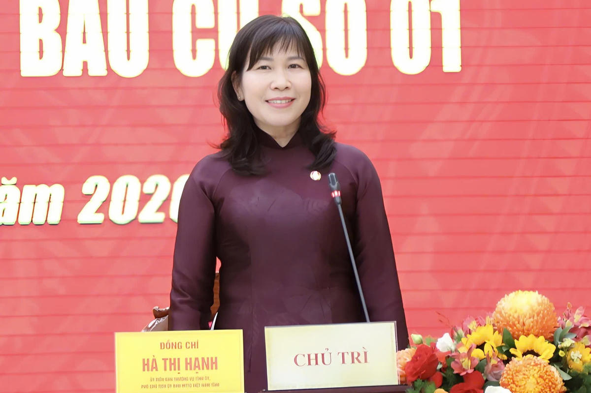 Bà Hà Thị Hạnh, Ủy viên Ban Thường vụ Tỉnh ủy, Phó Chủ tịch Ủy ban MTTQ Việt Nam tỉnh Lâm Đồng, Phát biểu tại buổi tiếp xúc cử tri. Ảnh X.H 